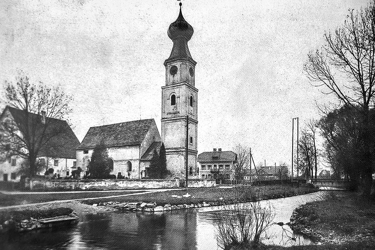 Blick über die Würm auf St. Georg, die Gaststätte Alter Wirt und die Würmbrücke, um 1925.