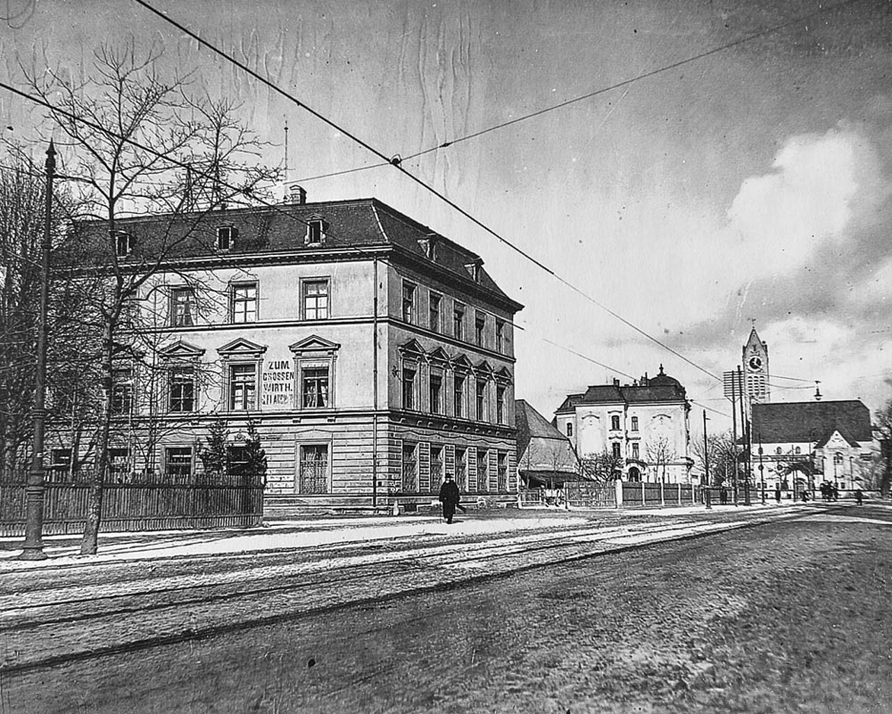 Historische Ansicht der evangelischen Erlöserkirche in München-Schwabing. Links im Bild steht das traditionsreiche Gasthaus „Großer Wirt“. Aufnahme um 1905.