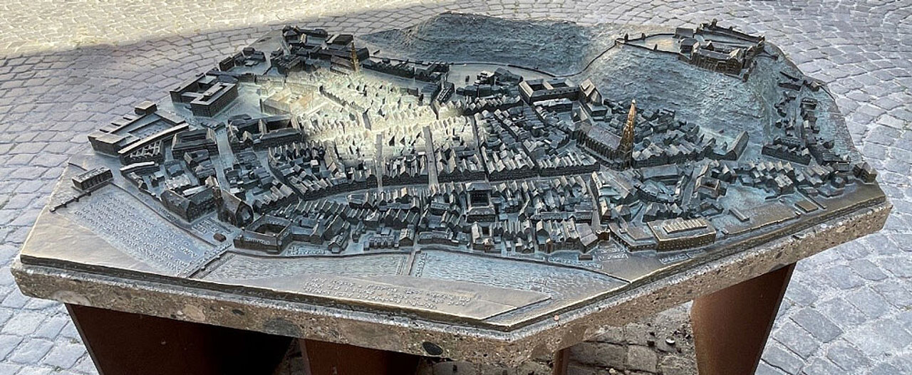 Tastbares Stadtmodell der Landshuter Altstadt mit historischen Bauwerken, Stadtmauer, Burganlage und der Kirche St. Martin.