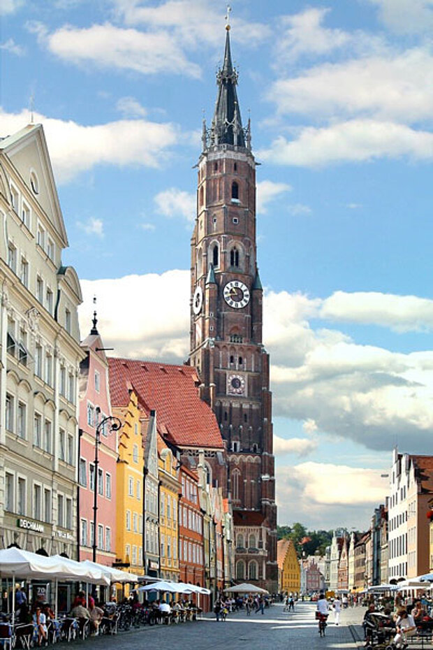 Blick entlang der Landshuter Altstadt auf die Kirche St. Martin mit ihrem weithin sichtbaren Backsteinturm.