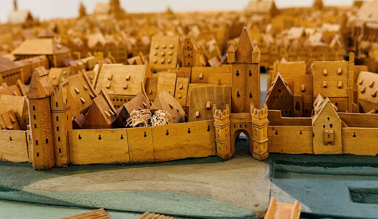 Historisches Stadtmodell von Landshut mit dem Ländtor, der Stadtmauer und der mittelalterlichen Bebauung der Altstadt.