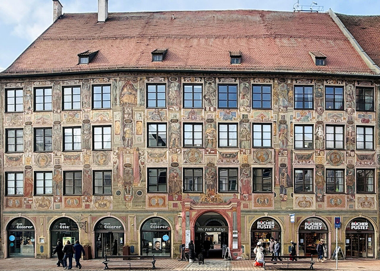 Das Landshuter Landschaftshaus am Hauptplatz mit reich verzierter Renaissancefassade, historischen Wandmalereien und Arkaden.