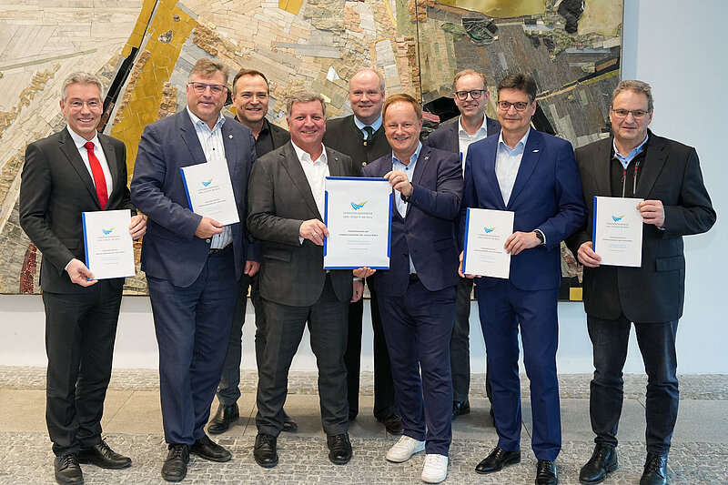 Gruppenbild von links: Landrat Otto Lederer (Rosenheim), Landrat Stefan Löwl (Dachau), Landrat Thomas Eichinger (Landsberg am Lech), Bayerns Verkehrsminister Christian Bernreiter, Landrat Christoph Göbel (München), Landrat und Sprecher der MVV-Verbundlandkreise Robert Niedergesäß (Ebersberg), MVV-Geschäftsführer Bernd Rosenbusch, Landrat Maximilian Heimerl (Mühldorf a. Inn) und Landrat Josef Niedermaier (Bad Tölz-Wolfratshausen) (Quelle: StMB)