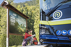 wanderer-an-mvv-haltestelle-ausflugsverkehr