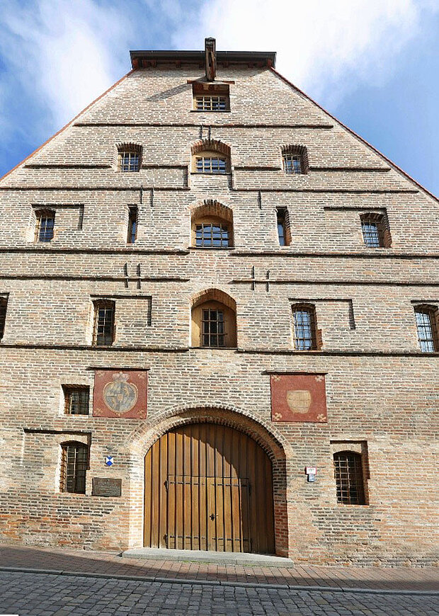Der historische Salzstadel in Landshut mit seiner schlichten Backsteinfassade und dem zentralen Torbogen.