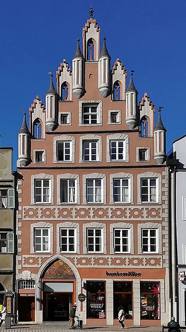 Das Haus Pappenberger am Landshuter Altstadtplatz mit auffälligem Staffelgiebel und gotischen Architekturelementen.