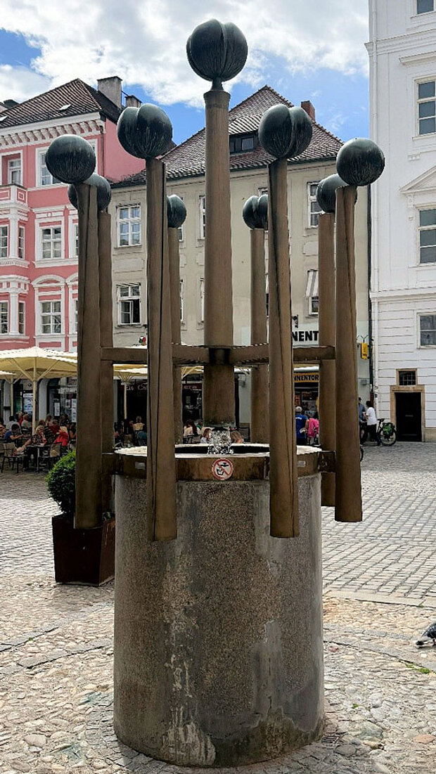 Brunnen von Fritz Koenig in Landshut mit charakteristischen abstrakten Skulpturenelementen des international bekannten Bildhauers.