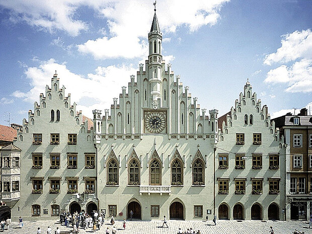 Das Landshuter Rathaus mit seiner spätgotischen Fassade, dem zentralen Uhrturm und den charakteristischen Treppengiebeln.