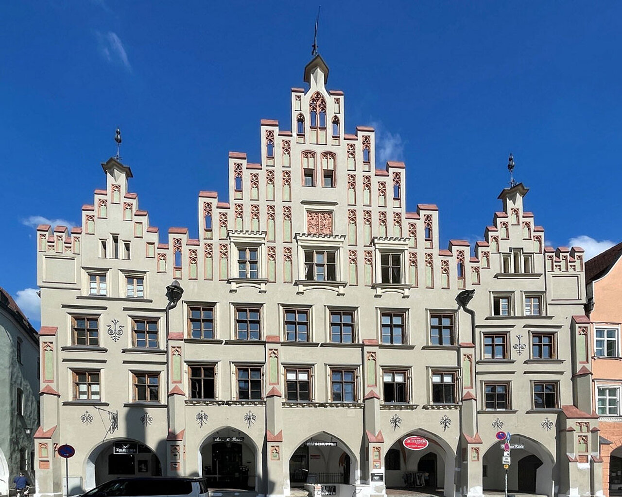 Historisches Bürgerhaus in der Landshuter Altstadt mit reich gegliederter Fassade, Treppengiebeln und gotischen Zierelementen.