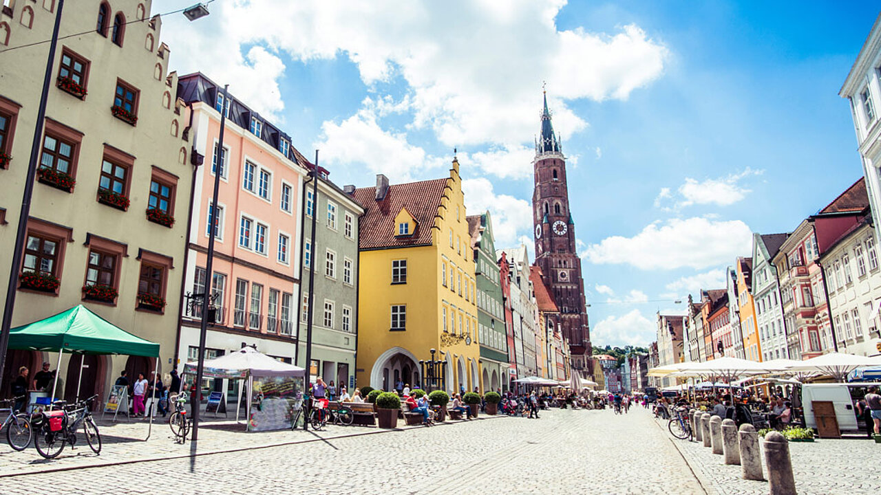 Altstadt von Landshut mit historischen Bürgerhäusern und der Kirche St. Martin am Ende der Fußgängerzone.
