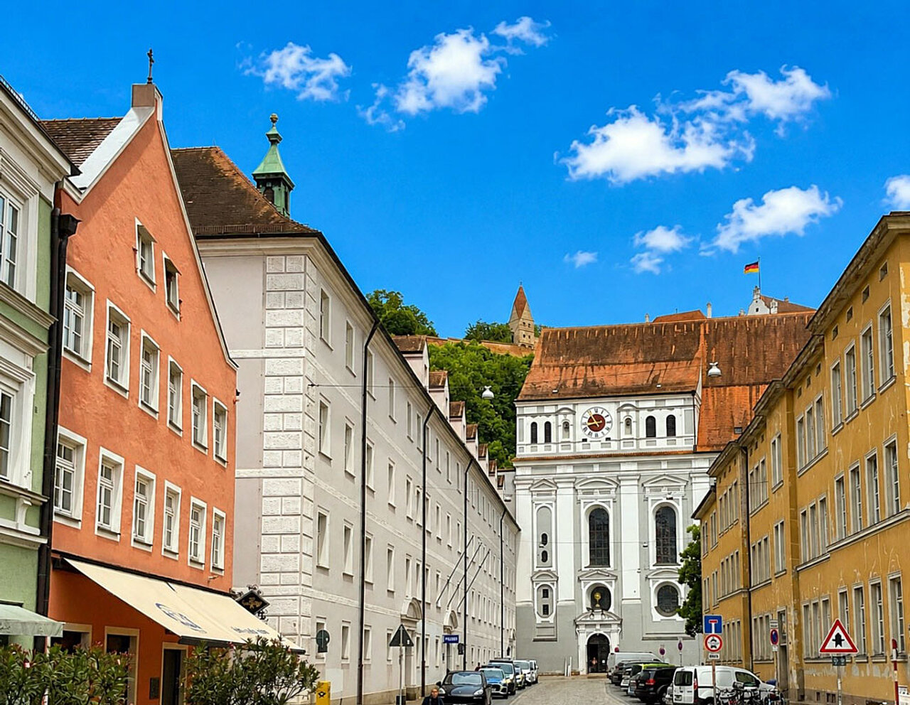 Die Landshuter Neustadt mit der Heilig-Geist-Kirche und der oberhalb der Stadt gelegenen Burg Trausnitz.