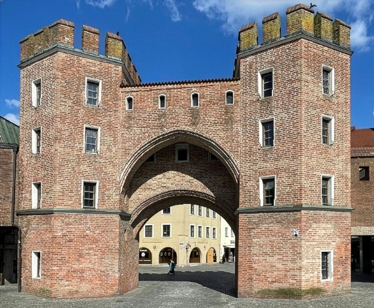 Das mittelalterliche Ländtor in Landshut mit seinem markanten Backsteintor und den beiden flankierenden Türmen.