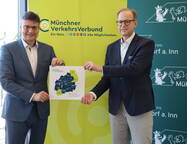 Landrat Max Heimerl (links) und MVV-Geschäftsführer Dr. Bernd Rosenbusch präsentieren die Übersichtskarte des neuen MVV-Verbundraum ab 1.1.2026