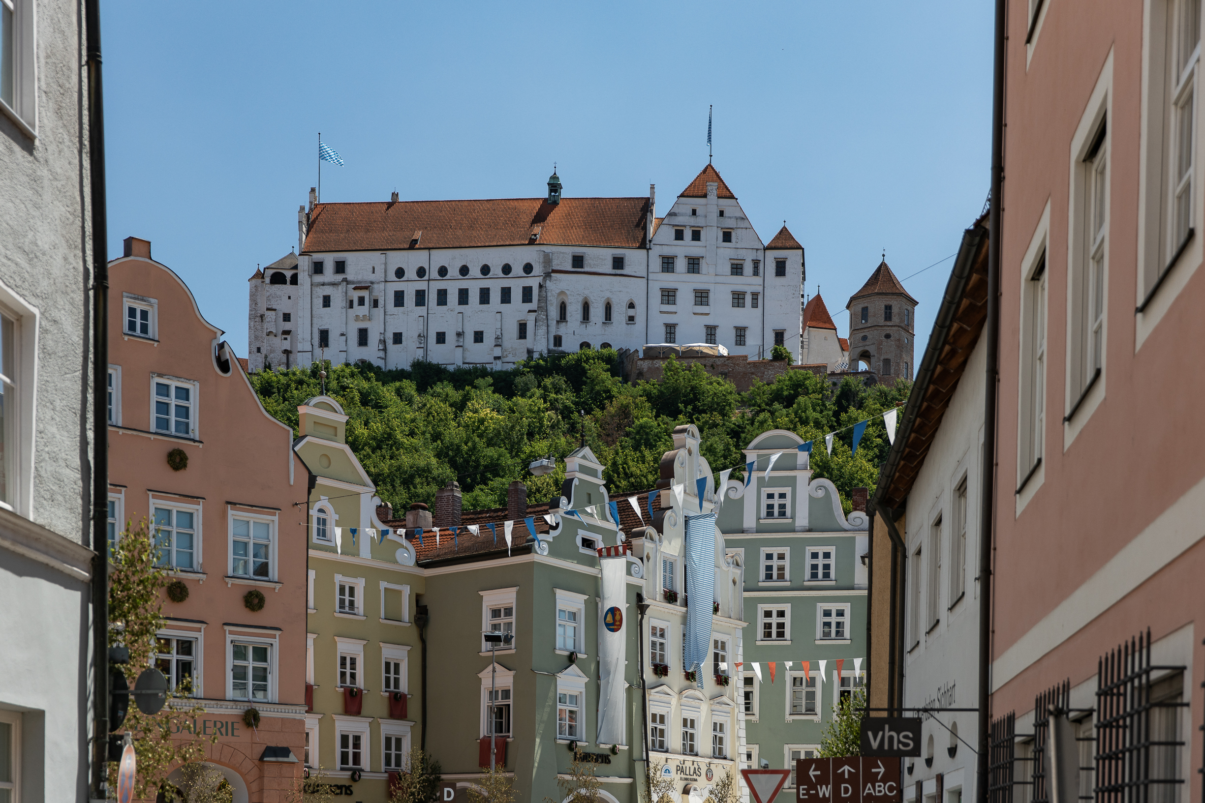 Burg Trausnitz über der Landshuter Altstadt, gesehen zwischen historischen Giebelhäusern.